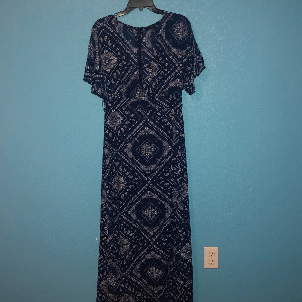 ❤️Forever 21 Navy Paisley maxi semi wrap dress❤️